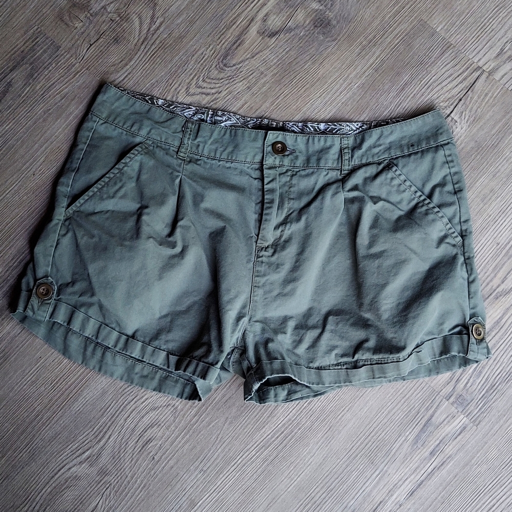 Atmosphere Size 8 rolled hem green shorts